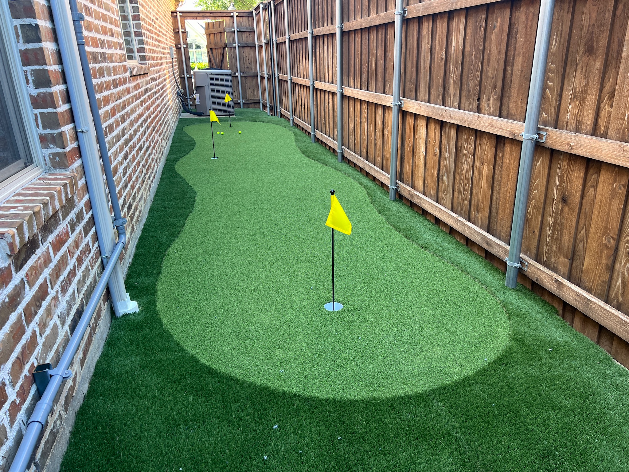 Professional putting green